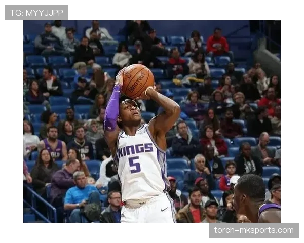 诺伊尔脚下技术表现稳健,持续提升后场出球能力 诺伊尔脚下技术表现稳健,持续提升后场出球能力