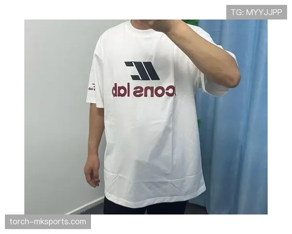 蒋圣龙穿着简直不像运动员，感觉刚从街头潮牌店出来的吧？